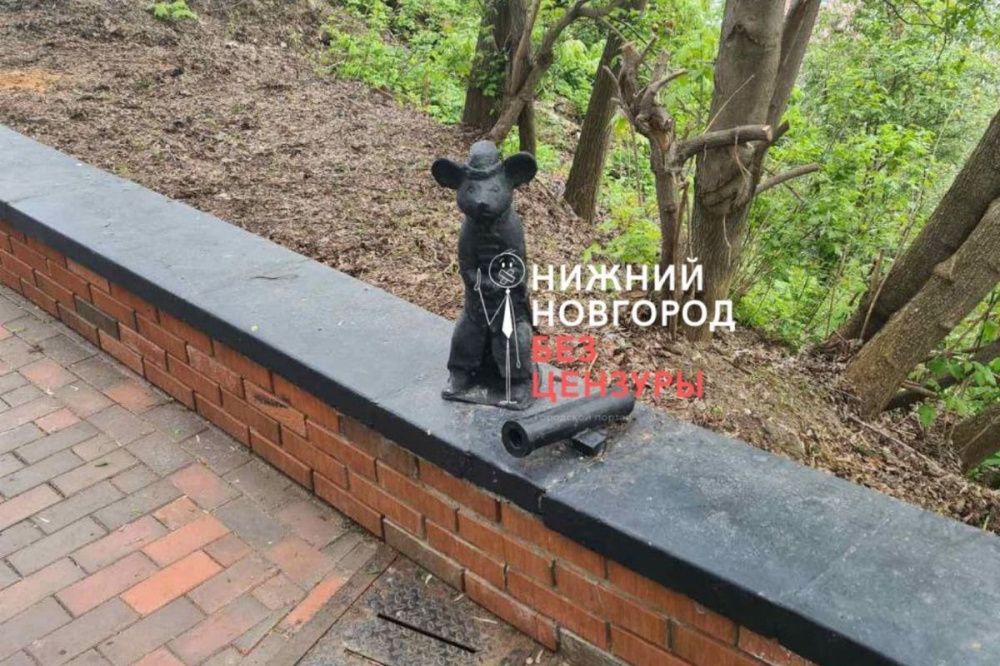 Фото Фигурка мышонка-пушкаря снова появилась на Почаинском бульваре в Нижнем Новгороде - Новости Живем в Нижнем