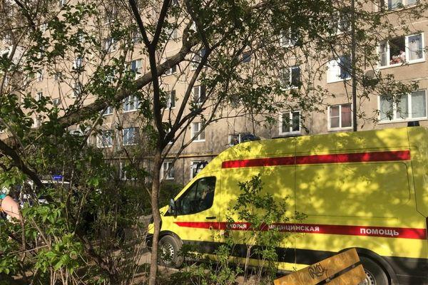 Мужчина разбился о козырёк жилого дома в Нижнем Новгороде