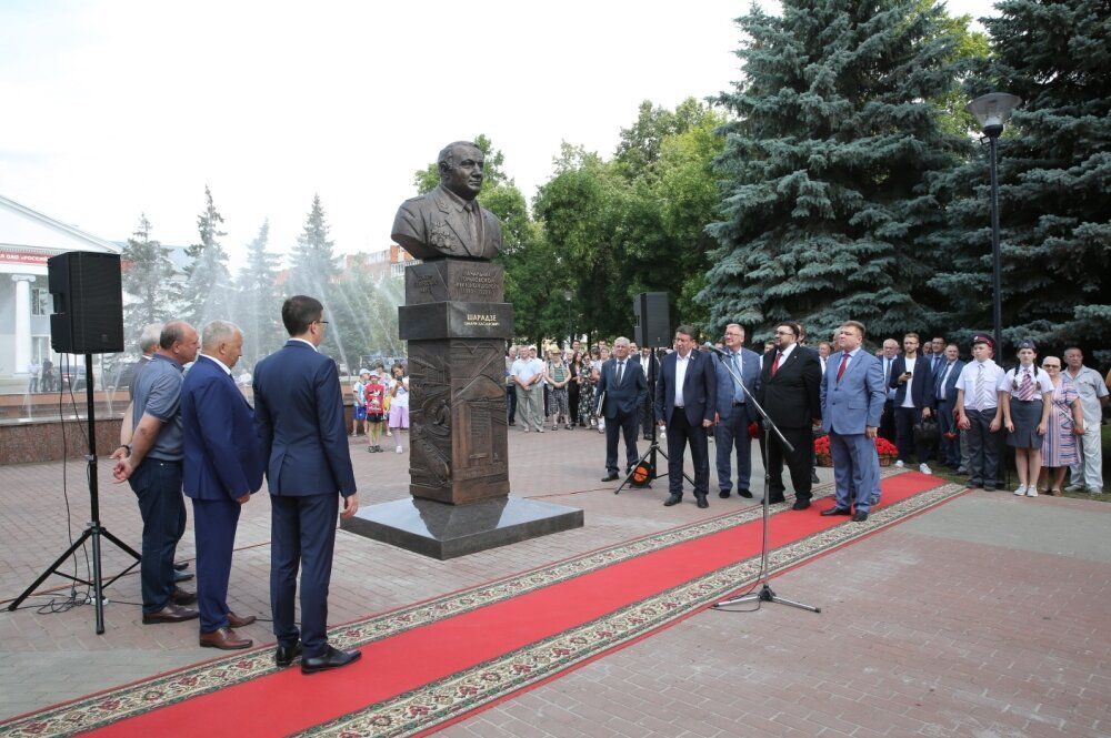 Памятник бывшему начальнику ГЖД Омари Шарадзе открыли в Нижнем Новгороде