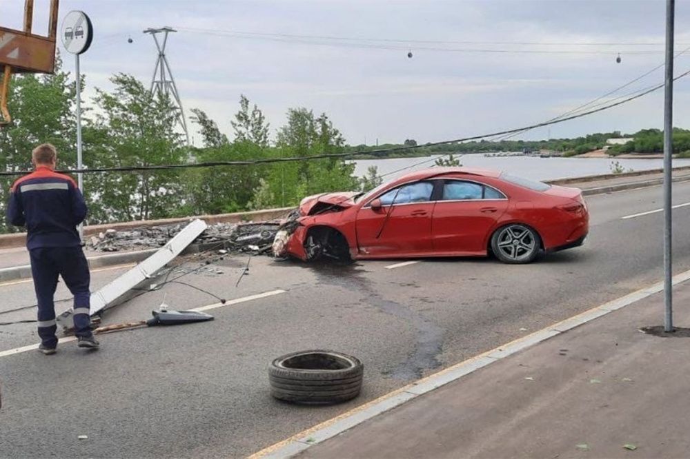 Красный Mercedes снёс столб на Гребном канале в Нижнем Новгороде утром 2 июня