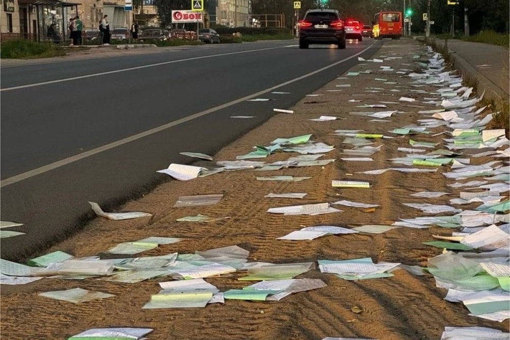 Фото Нижегородское шоссе усыпали тетрадями - Новости Живем в Нижнем