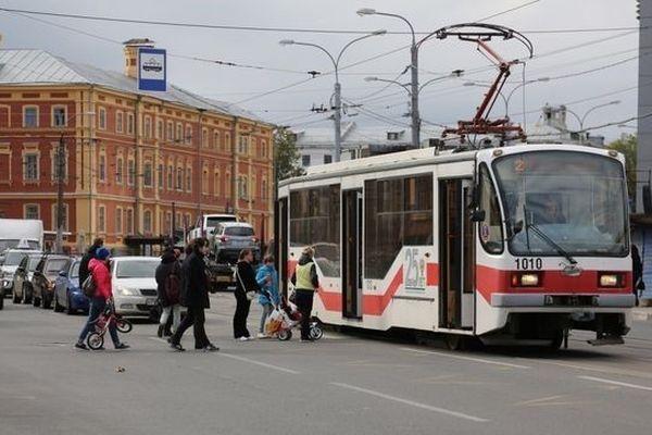 Мужчина попал под колеса автомобиля на трамвайной остановке в Нижнем Новгороде