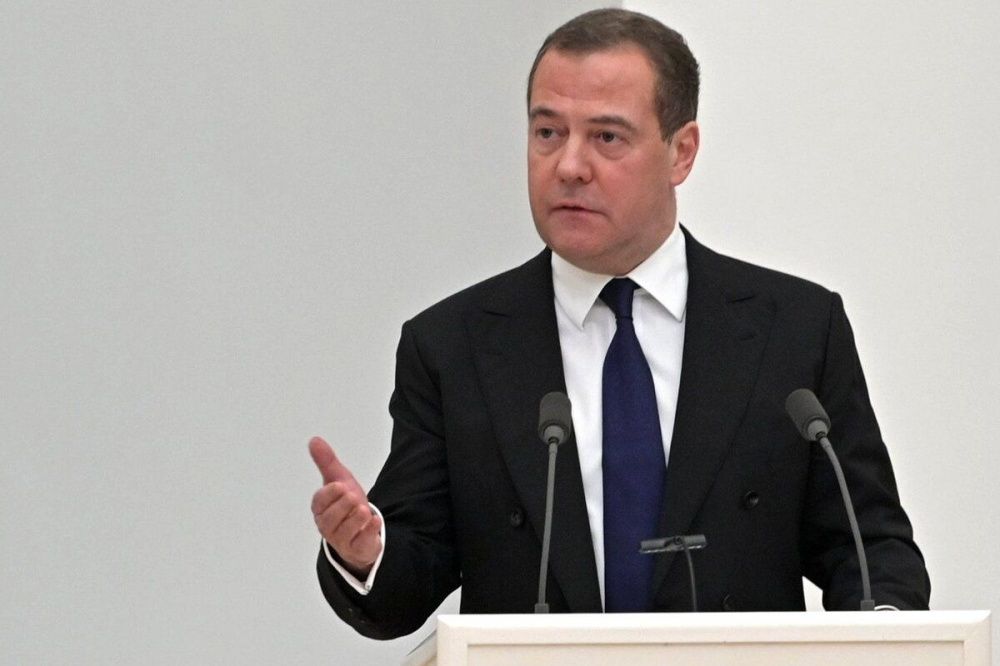 Медведев пригрозил виновным в подрыве машины Захара Прилепина