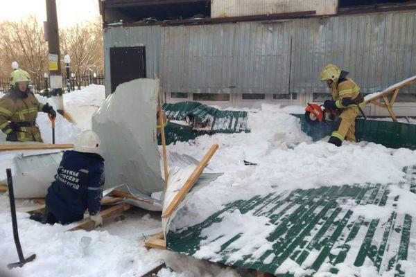 Женщина погибла из-за обрушения торговой палатки на улице Родионова в Нижнем Новгороде