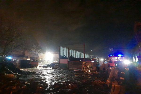 Пожарные потушили огонь в ангарах с макулатурой в Нижнем Новгороде