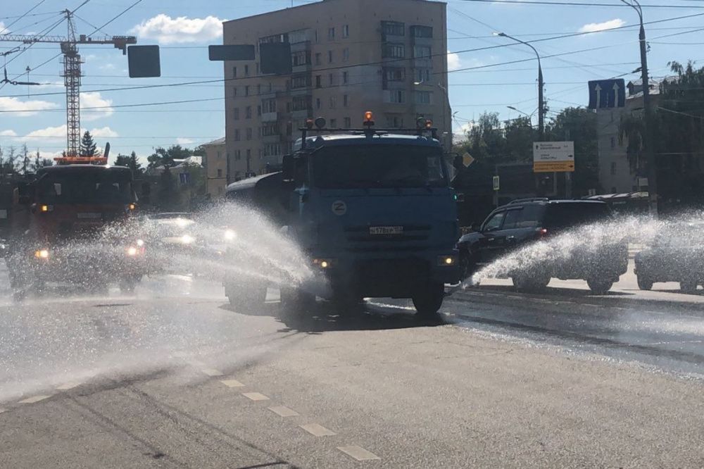 Полив дорог и деревьев усилили в Нижнем Новгороде в жаркие дни