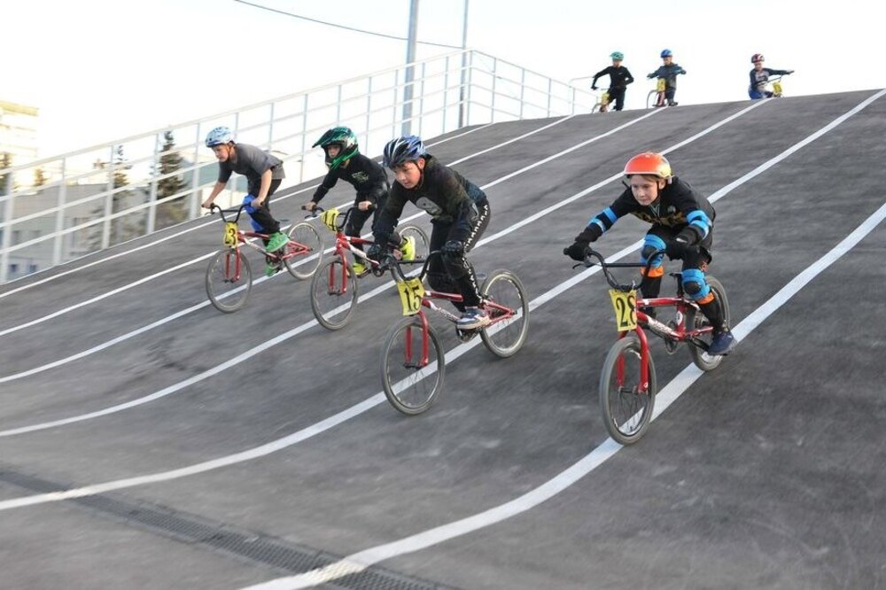 90 подростков осваивают велотрассу BMX на стадионе «Чайка» в Нижнем Новгороде