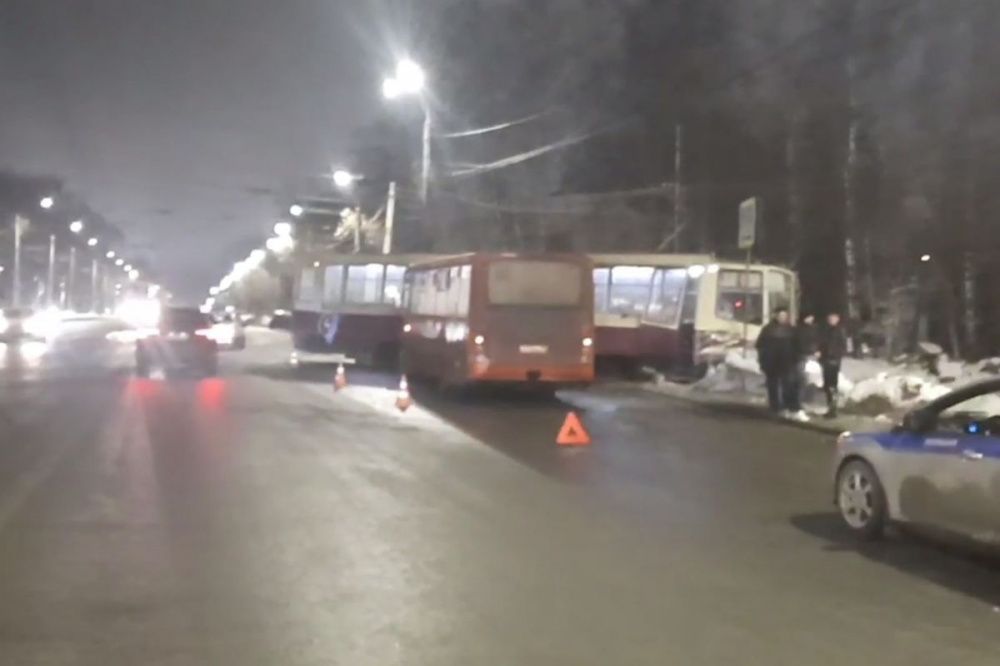 Три женщины пострадали в ДТП с трамваем и автобусом в Нижнем Новгороде 9 февраля