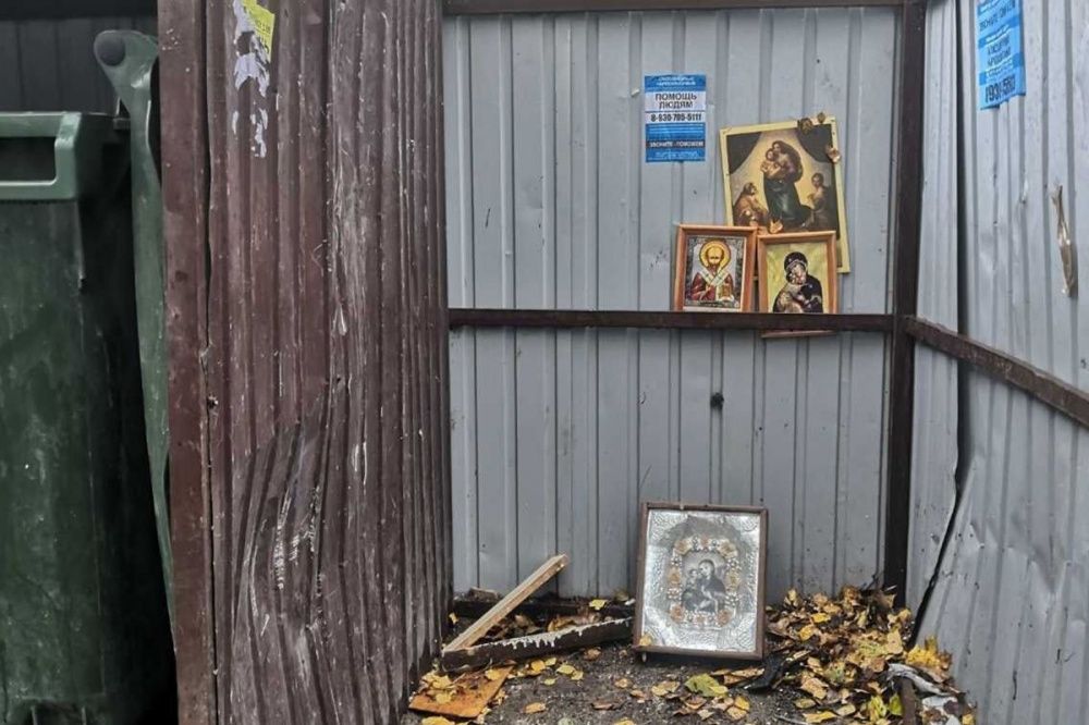 Неизвестные выбросили православные иконы на помойку в Дзержинске