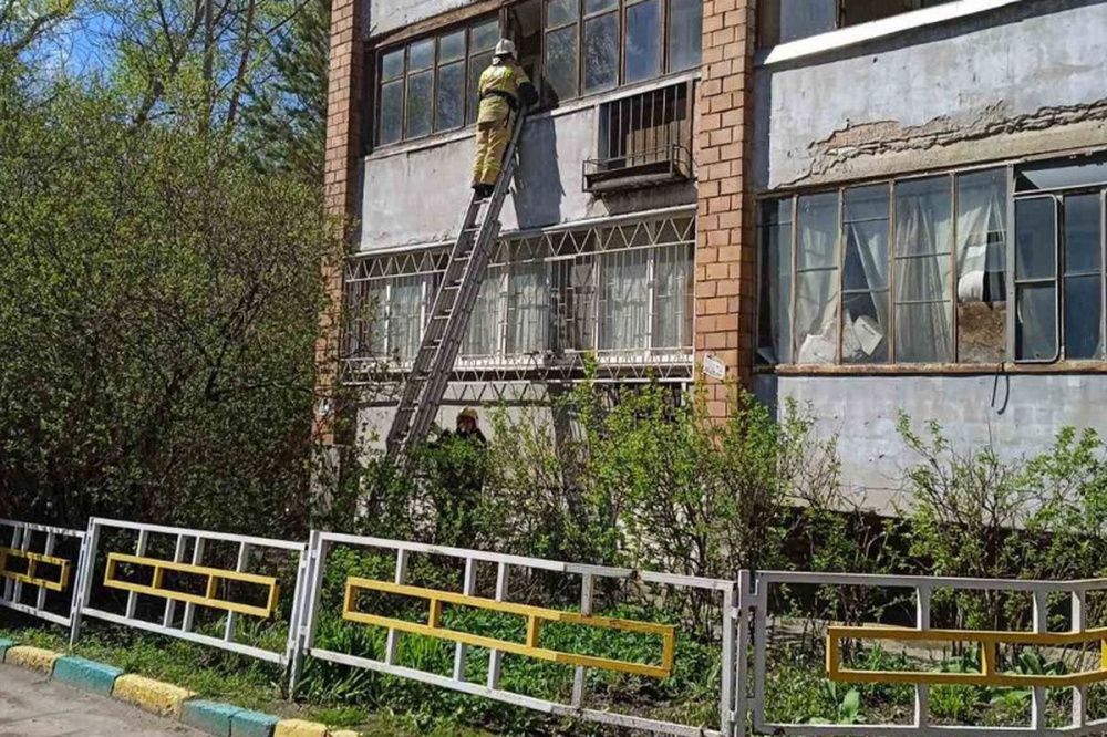 Пожарные спасли 10 взрослых и 2 детей из горящего дома в Советском районе 14 мая