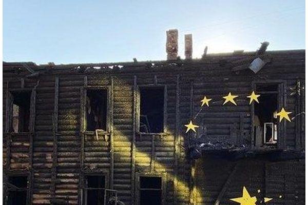 Сгоревший дом на Ильинской украсили звёздами в Нижнем Новгороде