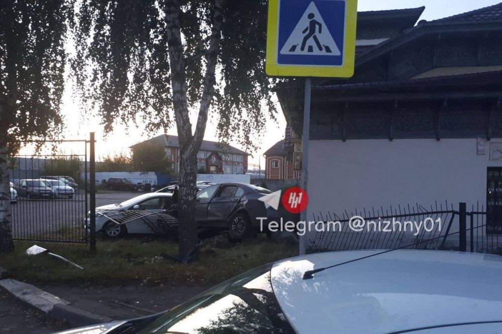 BMW снес забор и влетел в припаркованный автомобиль в Нижнем Новгороде