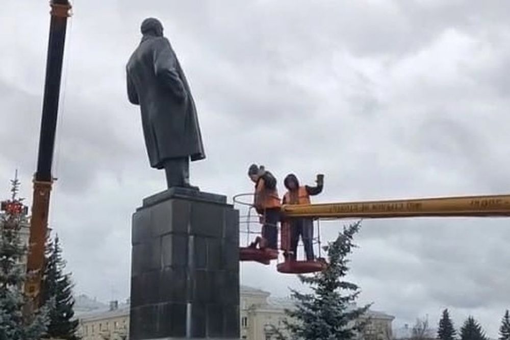 Накренившийся из-за сильного ветра памятник Ленину пришлось демонтировать в Сарове