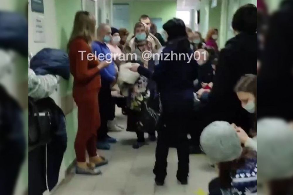 Огромные очереди образовались в поликлиниках Нижнего Новгорода
