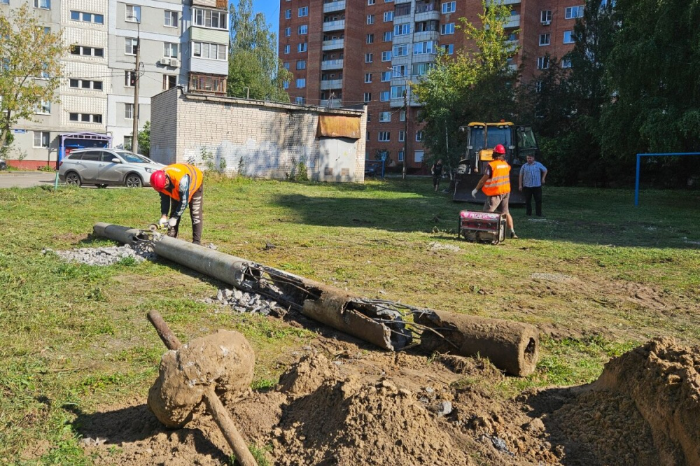 В Автозаводском районе сносят обветшалые и бесхозные опоры освещения и устанавливают новые