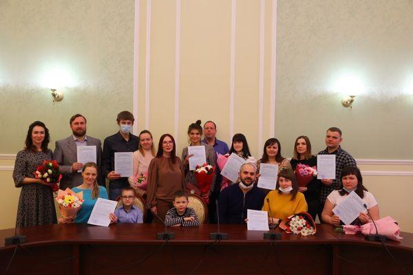 Девять молодых семей получили сертификаты на покупку жилья в Дзержинске