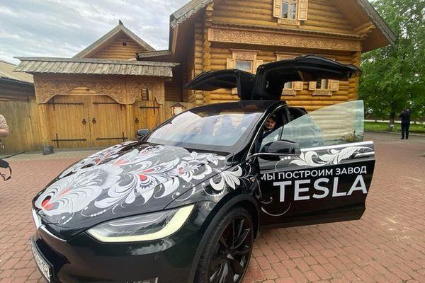 Электромобиль Tesla расписали под хохлому в Семенове