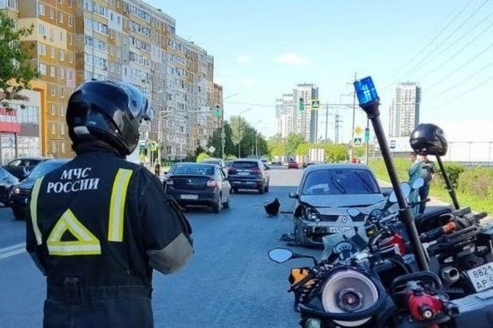 Мотогруппа МЧС помогла пострадавшим в ДТП на Молитовской в Нижнем Новгороде