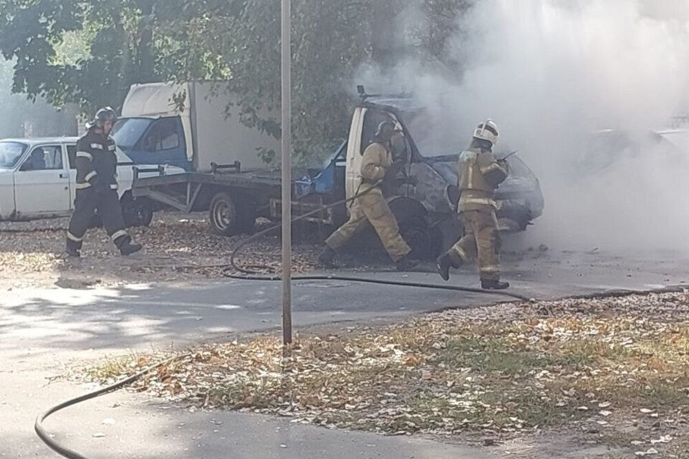 Нижегородцы наблюдали за полыхающей «Газелью» на улице Куйбышева