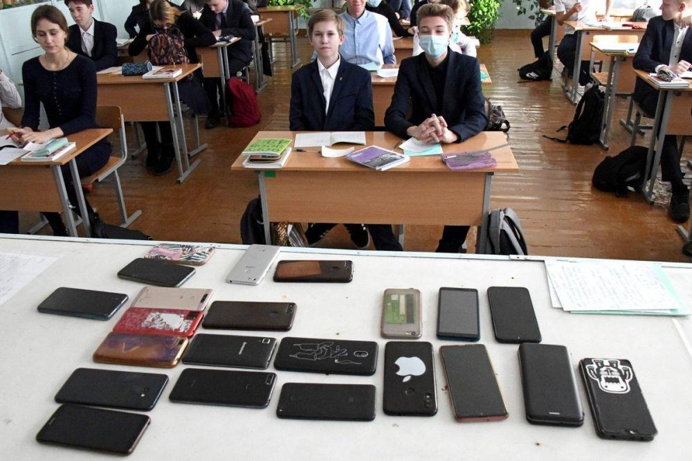 Фото Половина учителей и треть родителей выступили за полный запрет телефонов в школах России - Новости Живем в Нижнем