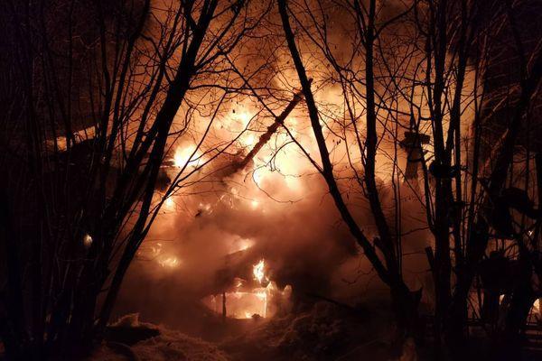 Два человека погибли в пожаре на Бору