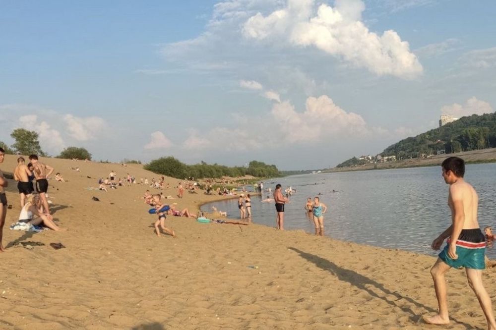 Пользователи соцсетей поддержали пожилого нижегородца в «стрингах» на пляже