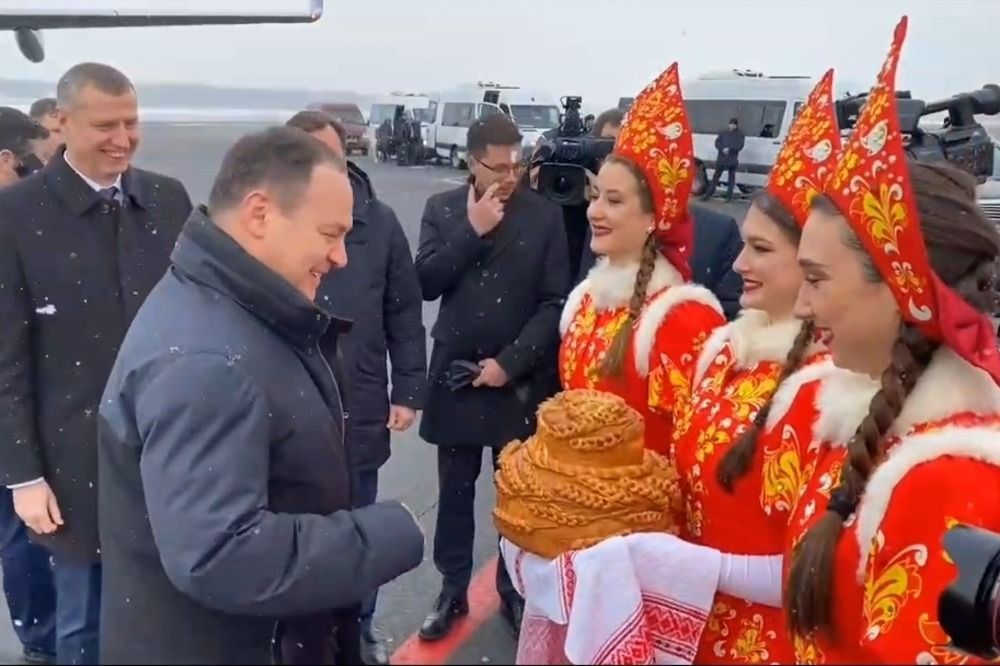 Глеб Никитин встретил премьера Беларуси Романа Головченко в нижегородском аэропорту