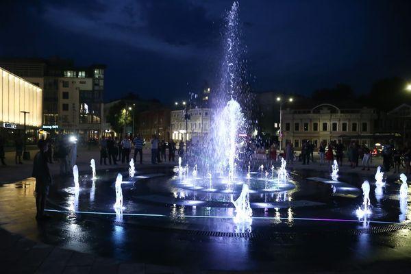 Новый фонтан на площади около «Юпитера» заработал в Нижнем Новгороде