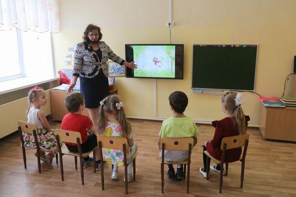 Педагог ведёт занятие в детском саду на современном оборудовании