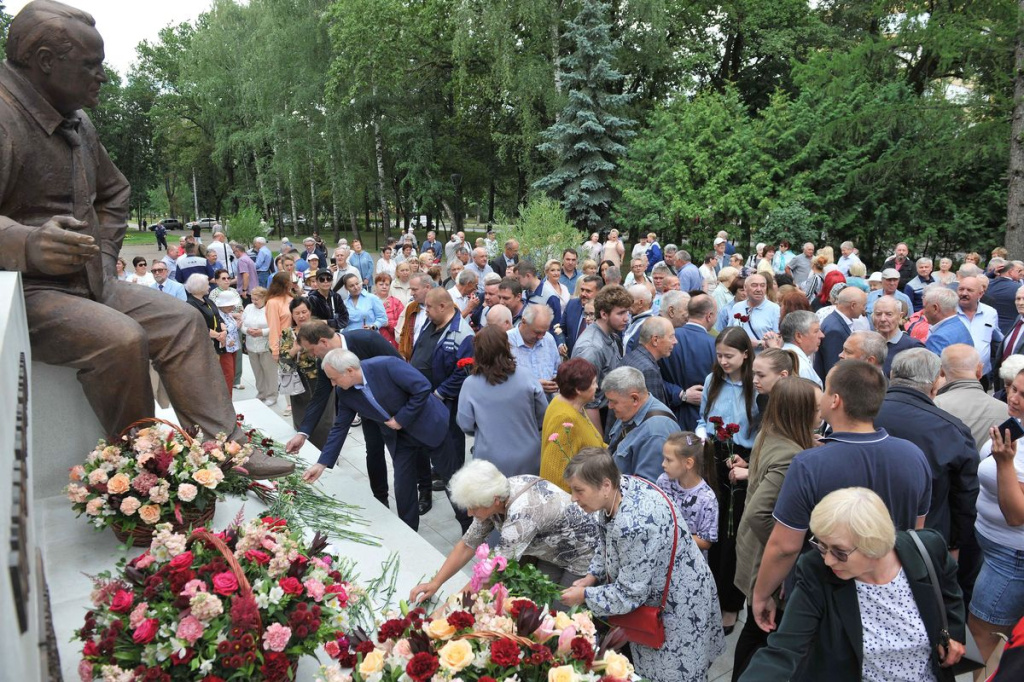 Памятник директору Горьковского автозавода Борису Видяеву открыли в Нижнем Новгороде