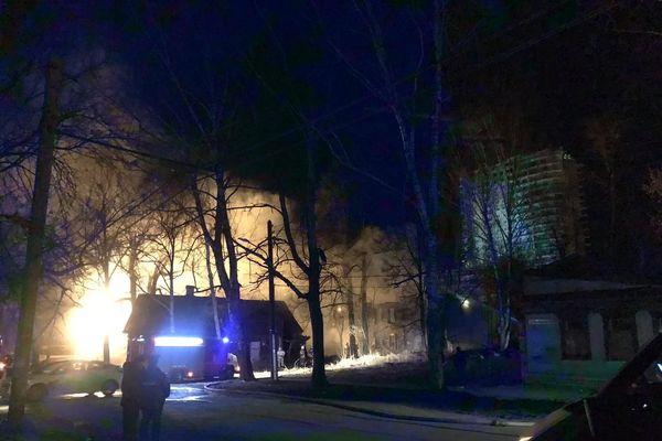 На улице Новосолдатская в Нижнем Новгороде загорелся деревянный дом