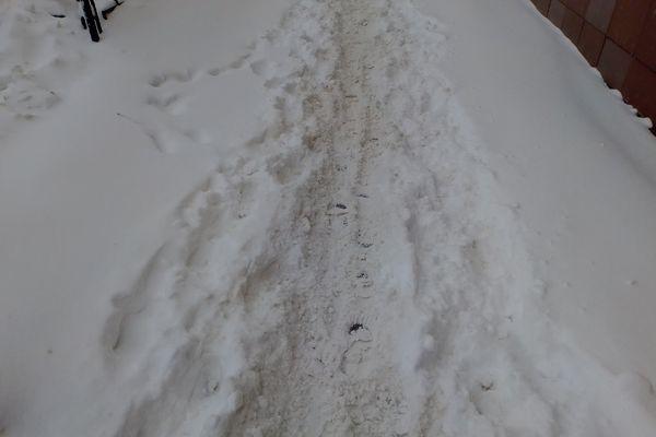 Тротуары в городе исчезли под снегом