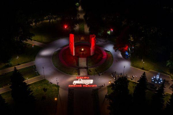Монумент боевой и трудовой Славы автозаводцев с Вечным огнем.