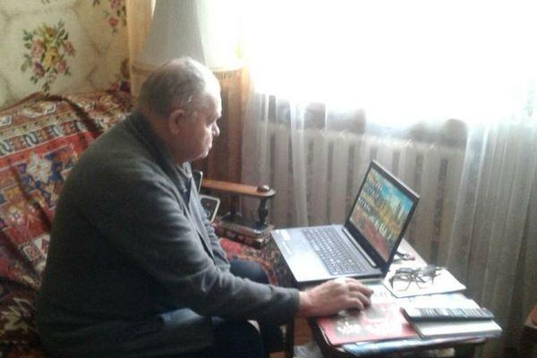 86-летний Владимир Ипатьевич работает за своим ноутбуком
