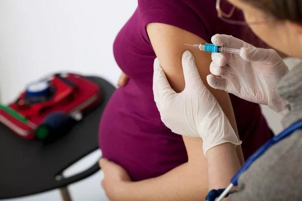Беременным нижегородкам разрешили не вакцинироваться