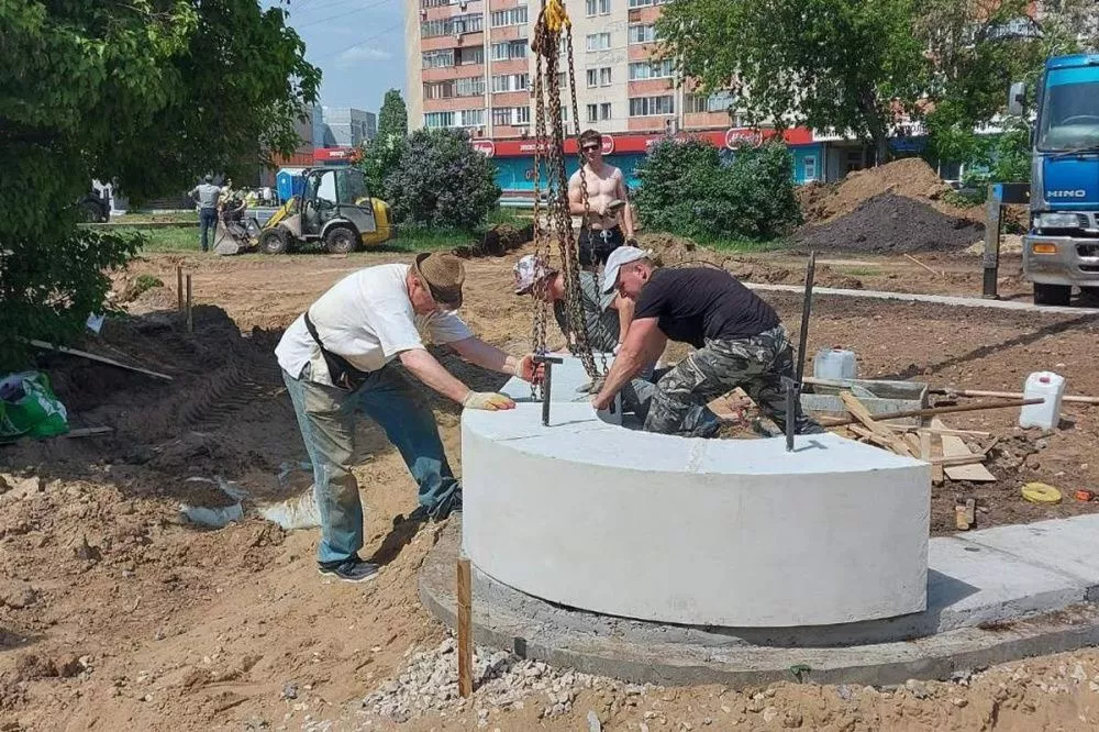 Фото Малые архитектурные формы устанавливает подрядчик в сквере Маршала Казакова - Новости Живем в Нижнем