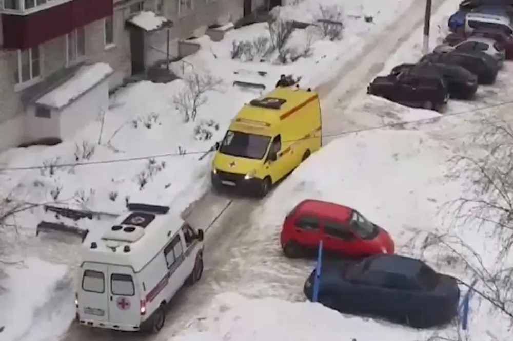 Машина скорой вытащила реанимобиль из снега в Кулебаках
