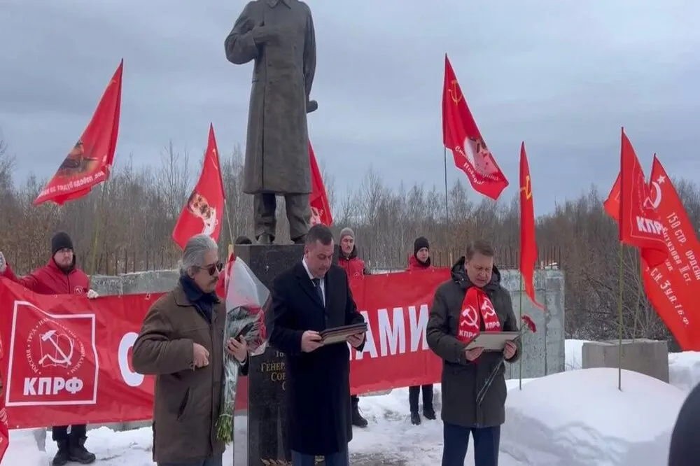 Селим Бенсаад возложил цветы к памятнику своего прадеда Иосифа Сталина на Бору