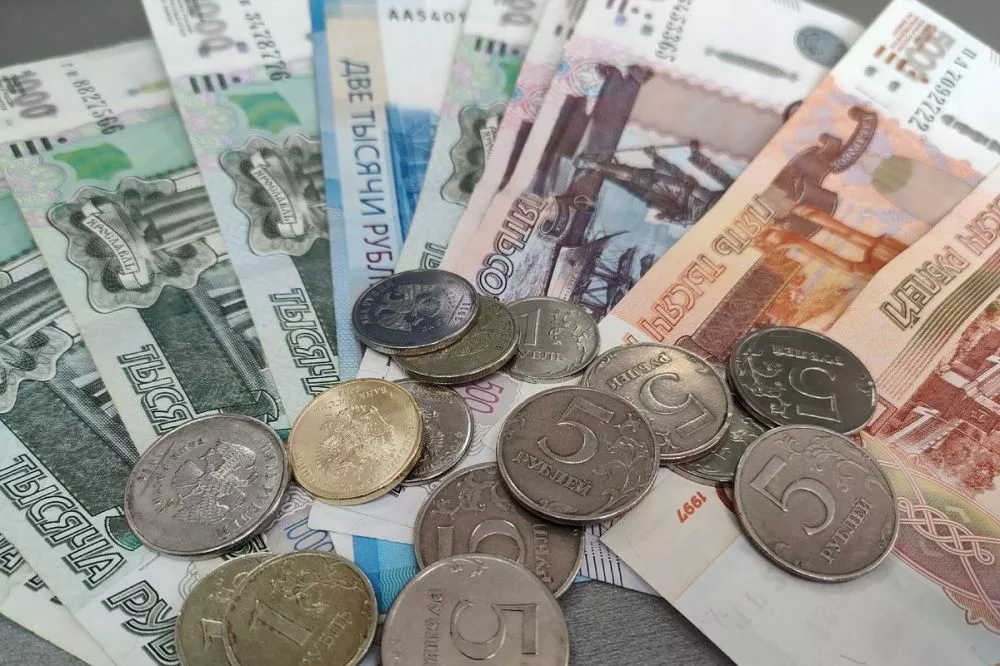 Среднемесячная зарплата нижегородцев сократилась в 2023 году на 4 тысячи рублей