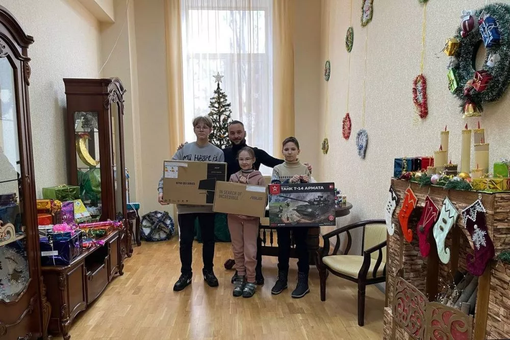 Дети из Харцызска получили подарки от Егора Полякова и Юлии Алешиной