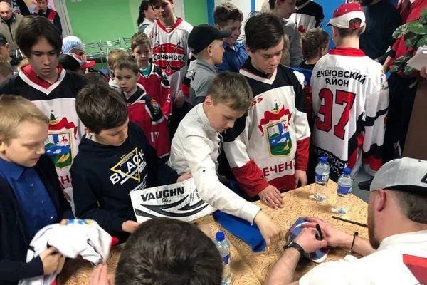 Хоккеисты «Торпедо» провели мастер-класс для детей в Сеченове