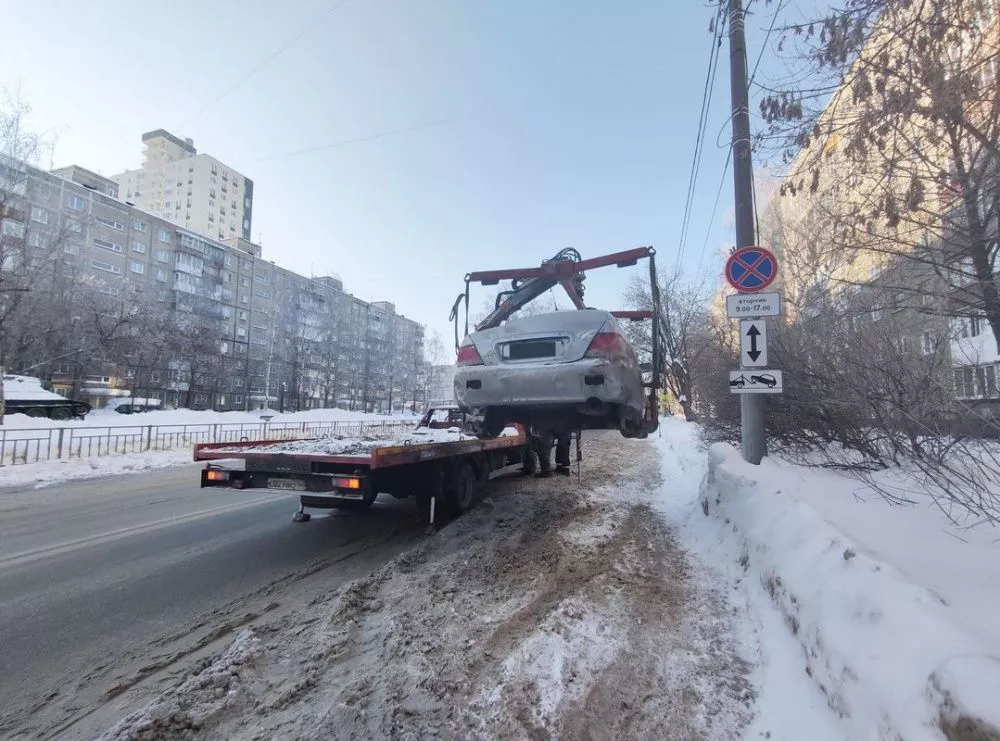 Мешающие уборке снега автомобили эвакуируют инспекторы ГИБДД в Сормовском районе