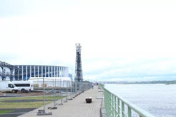 Реплики Шуховской башни установили на Стрелке в Нижнем Новгороде