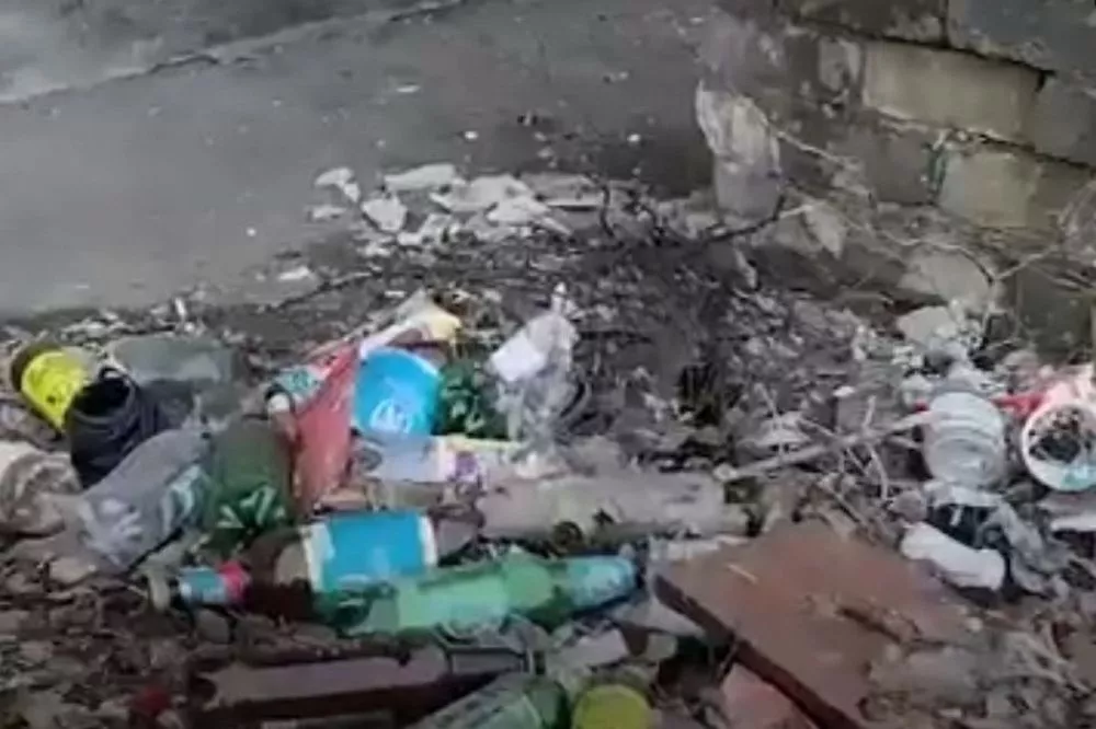 Горы мусора выросли во дворе двух домов в Дзержинске