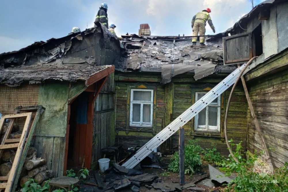 27 пожарных привлекли для борьбы с огнем в жилом доме в Сормове 30 мая