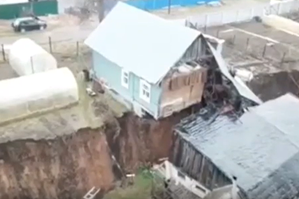Два человека жили в разрушенном от схода грунта доме в деревне Караулово