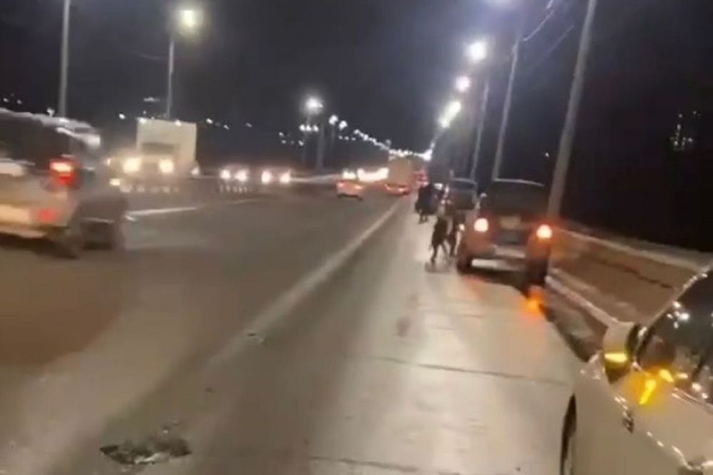 Автовладельцы массово пробивают колеса на Мызинском мосту в Нижнем Новгороде