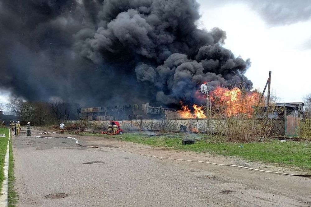 Огонь в промзоне Дзержинска пытаются потушить при помощи пожарного поезда