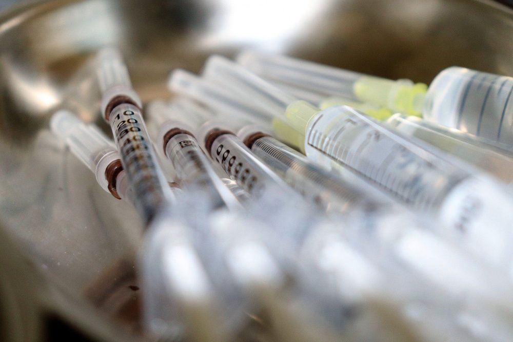 Мелик-Гусейнов заявил об отсутствии фатальных осложнений после вакцинации