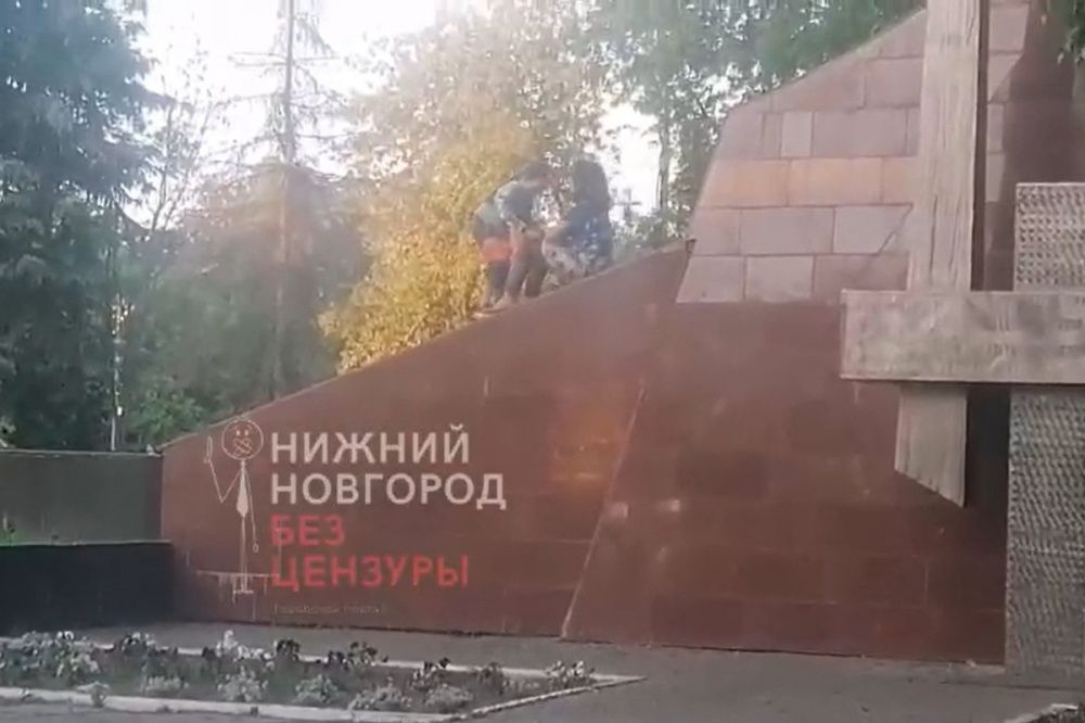 Дети в Заволжье использовали мемориальный комплекс с «Вечным огнем» в качестве горки